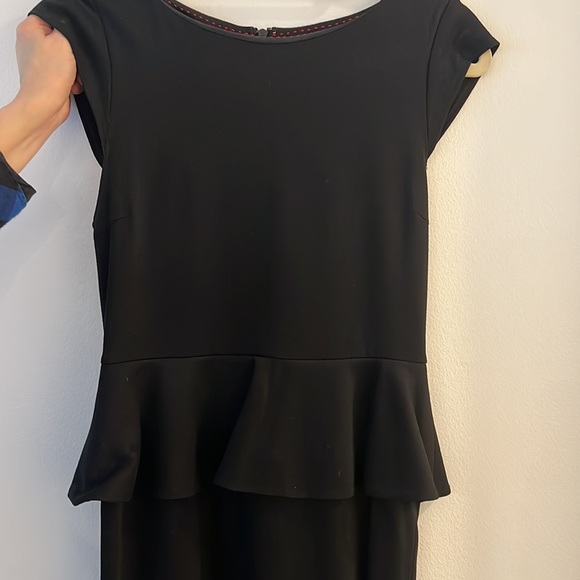 Alice + Olivia size 10 black peplum dress stretch fabric cap sleeve - Picture 4 of 7